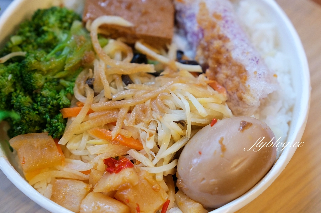 台中中區｜台中臺鐵便當．台中車站二樓車站大廳，搭火車必買的台鐵便當 @飛天璇的口袋