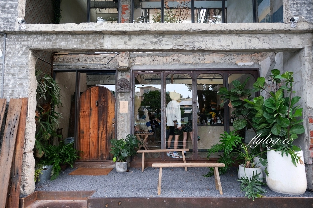 台中南屯｜Mountaintown Liming 貓燙黎明，老宅改建廢墟風咖啡館，漂亮的光線和唯美的氣氛 @飛天璇的口袋