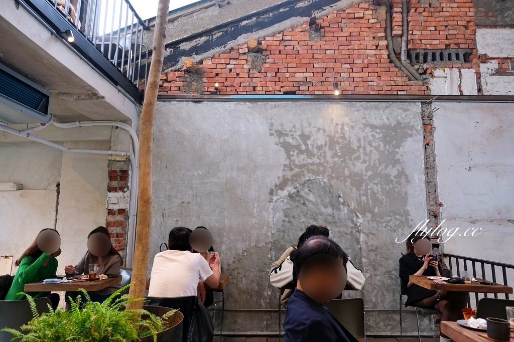 台中南屯｜Mountaintown Liming 貓燙黎明，老宅改建廢墟風咖啡館，漂亮的光線和唯美的氣氛 @飛天璇的口袋