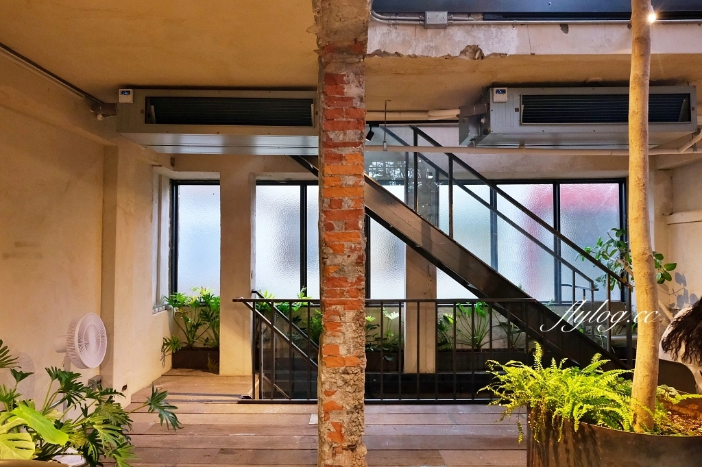 台中南屯｜Mountaintown Liming 貓燙黎明，老宅改建廢墟風咖啡館，漂亮的光線和唯美的氣氛 @飛天璇的口袋