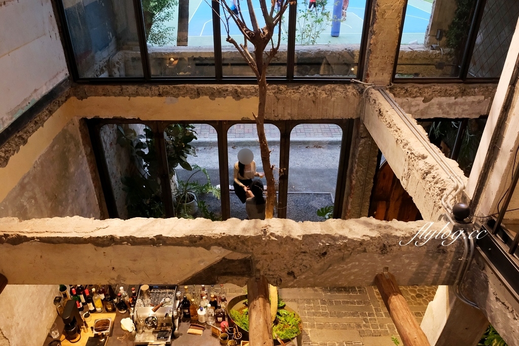 台中南屯｜Mountaintown Liming 貓燙黎明，老宅改建廢墟風咖啡館，漂亮的光線和唯美的氣氛 @飛天璇的口袋