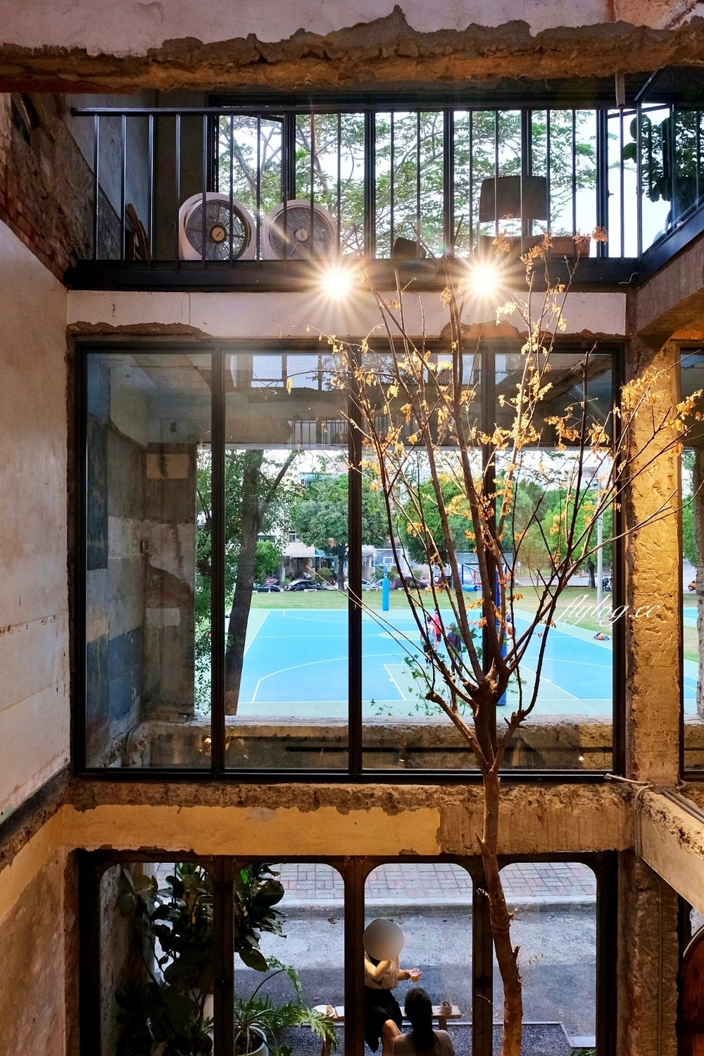 台中南屯｜Mountaintown Liming 貓燙黎明，老宅改建廢墟風咖啡館，漂亮的光線和唯美的氣氛 @飛天璇的口袋