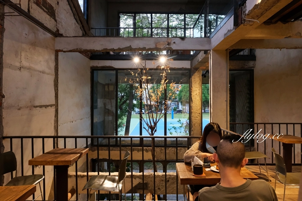 台中南屯｜Mountaintown Liming 貓燙黎明，老宅改建廢墟風咖啡館，漂亮的光線和唯美的氣氛 @飛天璇的口袋