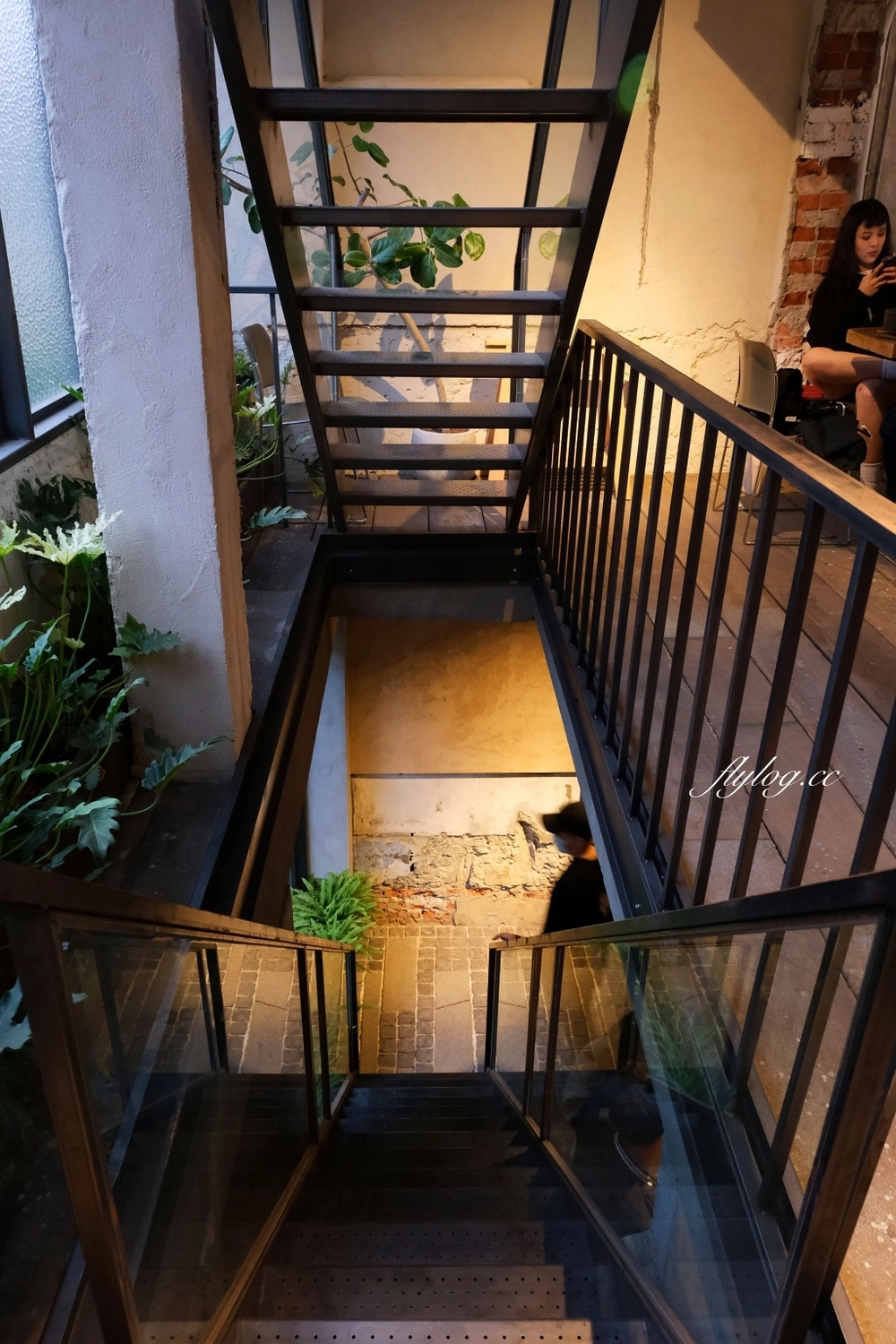 台中南屯｜Mountaintown Liming 貓燙黎明，老宅改建廢墟風咖啡館，漂亮的光線和唯美的氣氛 @飛天璇的口袋