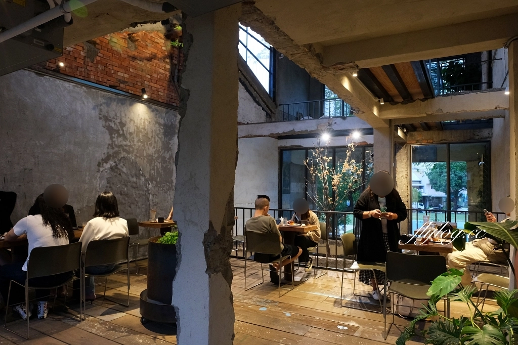 台中南屯｜Mountaintown Liming 貓燙黎明，老宅改建廢墟風咖啡館，漂亮的光線和唯美的氣氛 @飛天璇的口袋