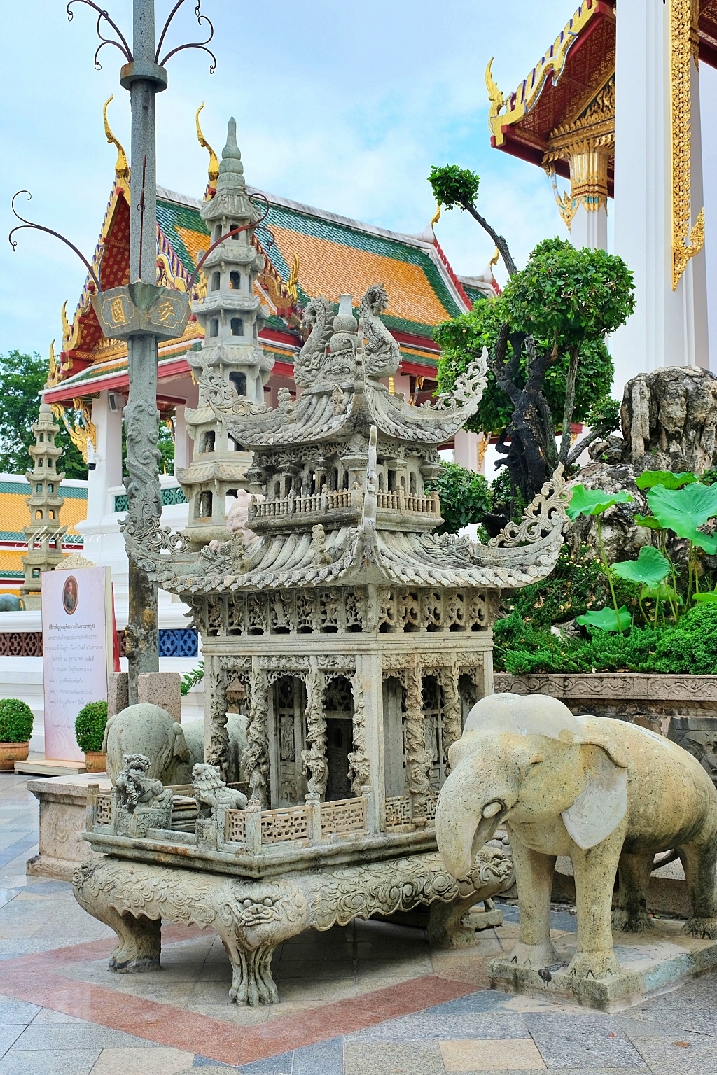 泰國曼谷｜蘇泰寺 Wat Suthat，泰國一級皇家寺院，曼谷知名地標紅色大鞦韆 @飛天璇的口袋