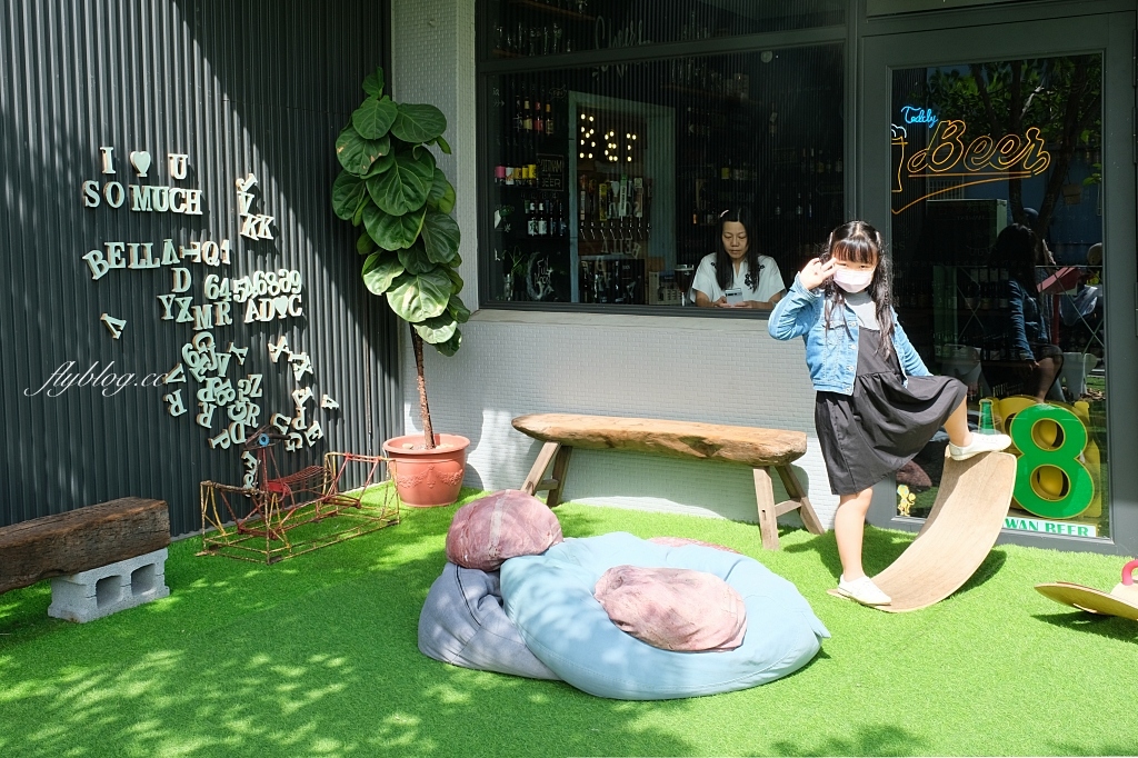 熊轉家田咖喱｜霧峰田野間的咖哩專賣店，座擁整片落地窗綠色稻田景觀 @飛天璇的口袋