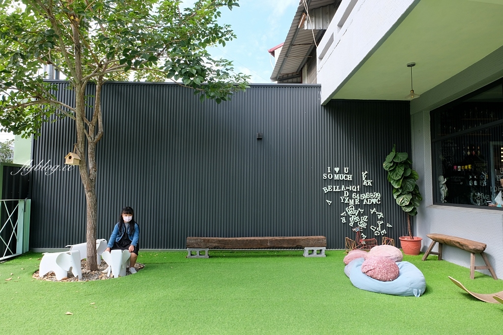 熊轉家田咖喱｜霧峰田野間的咖哩專賣店，座擁整片落地窗綠色稻田景觀 @飛天璇的口袋