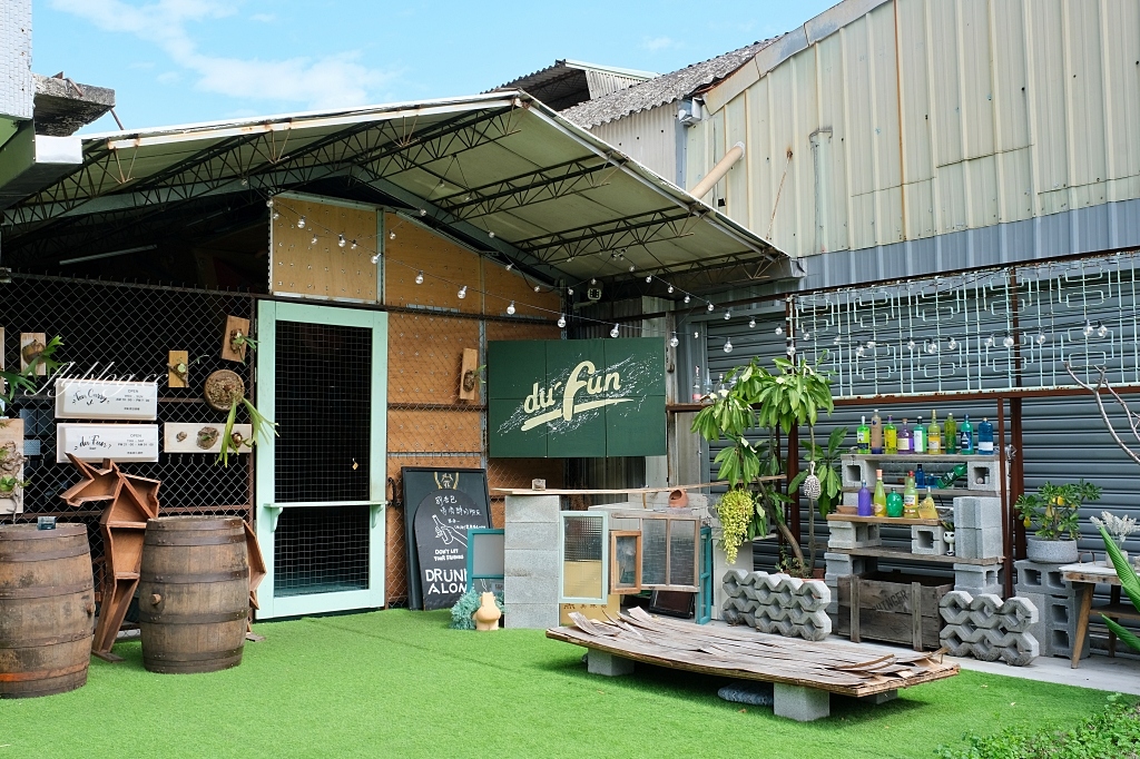 熊轉家田咖喱｜霧峰田野間的咖哩專賣店，座擁整片落地窗綠色稻田景觀 @飛天璇的口袋