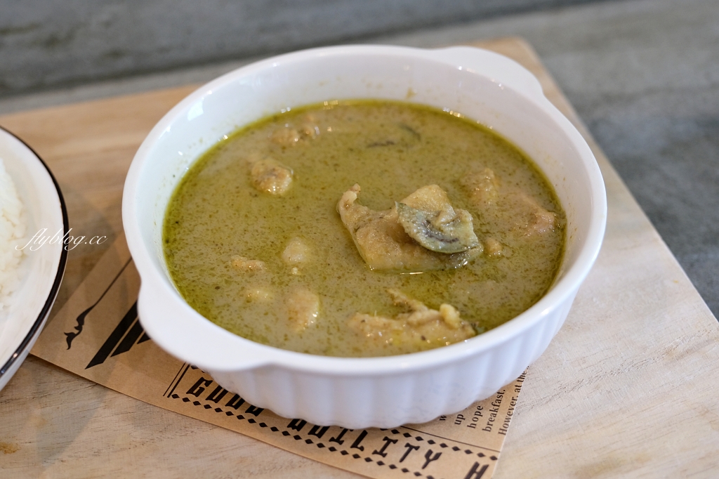 熊轉家田咖喱｜霧峰田野間的咖哩專賣店，座擁整片落地窗綠色稻田景觀 @飛天璇的口袋