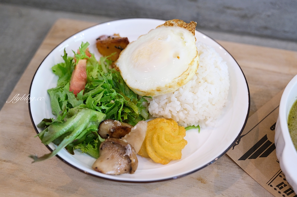 熊轉家田咖喱｜霧峰田野間的咖哩專賣店，座擁整片落地窗綠色稻田景觀 @飛天璇的口袋