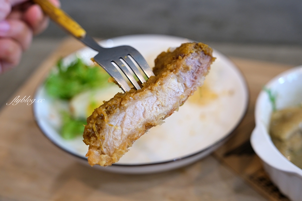 熊轉家田咖喱｜霧峰田野間的咖哩專賣店，座擁整片落地窗綠色稻田景觀 @飛天璇的口袋