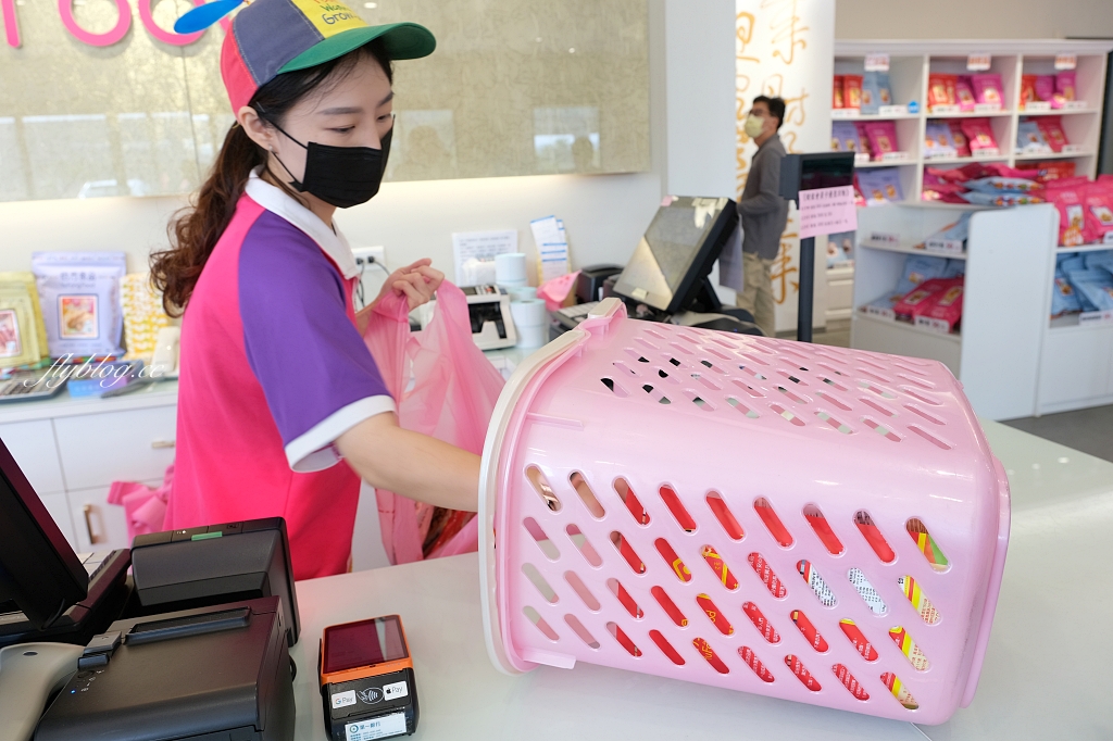 裕芳食品通霄店｜苗栗海線超夯伴手禮，零食餅乾一包50元起，大家都是一大包一大包買回家 @飛天璇的口袋