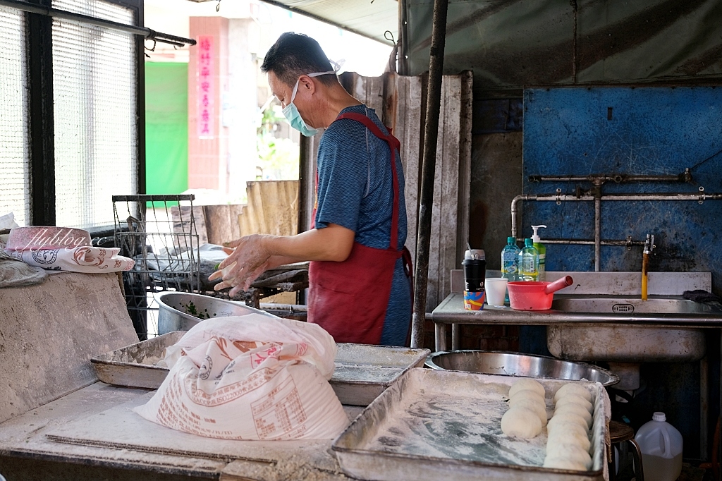 通霄王煎包｜通霄廟口對面人氣王記水煎包，滿滿的韭菜內餡超療癒 @飛天璇的口袋