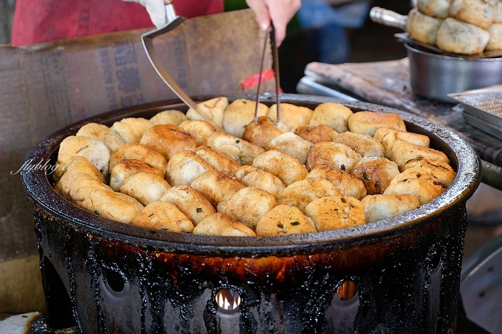 通霄王煎包｜通霄廟口對面人氣王記水煎包，滿滿的韭菜內餡超療癒 @飛天璇的口袋