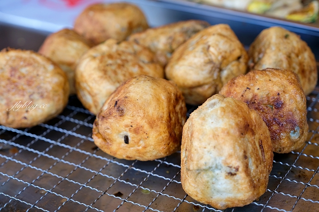 通霄王煎包｜通霄廟口對面人氣王記水煎包，滿滿的韭菜內餡超療癒 @飛天璇的口袋