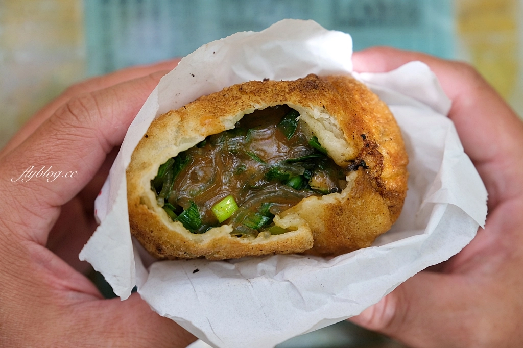 通霄王煎包｜通霄廟口對面人氣王記水煎包，滿滿的韭菜內餡超療癒 @飛天璇的口袋