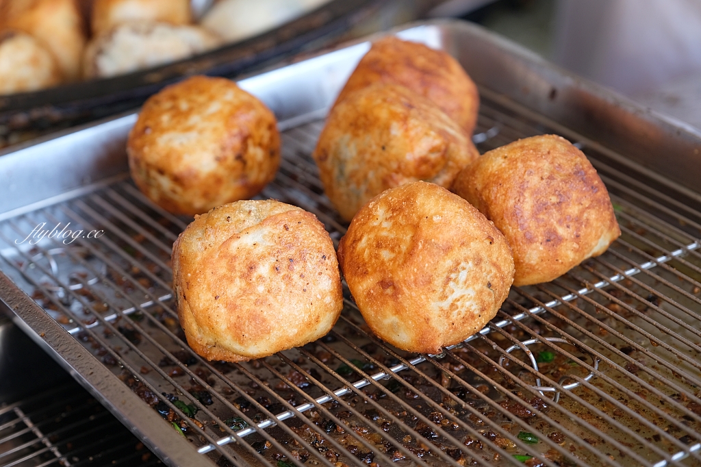 通霄邱煎包｜通霄市場對面邱記水煎包，皮酥脆有嚼勁內餡清甜又啾西 @飛天璇的口袋