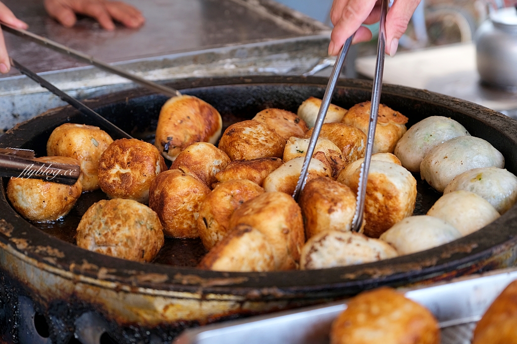 通霄邱煎包｜通霄市場對面邱記水煎包，皮酥脆有嚼勁內餡清甜又啾西 @飛天璇的口袋