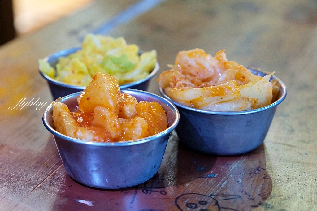 台中南區｜咖哩甲班．在夜市裡吃小學鐵盒便當咖哩，忠孝夜市隱藏版美食推薦 @飛天璇的口袋