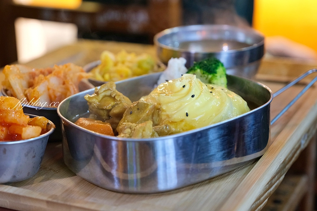 台中南區｜咖哩甲班．在夜市裡吃小學鐵盒便當咖哩，忠孝夜市隱藏版美食推薦 @飛天璇的口袋