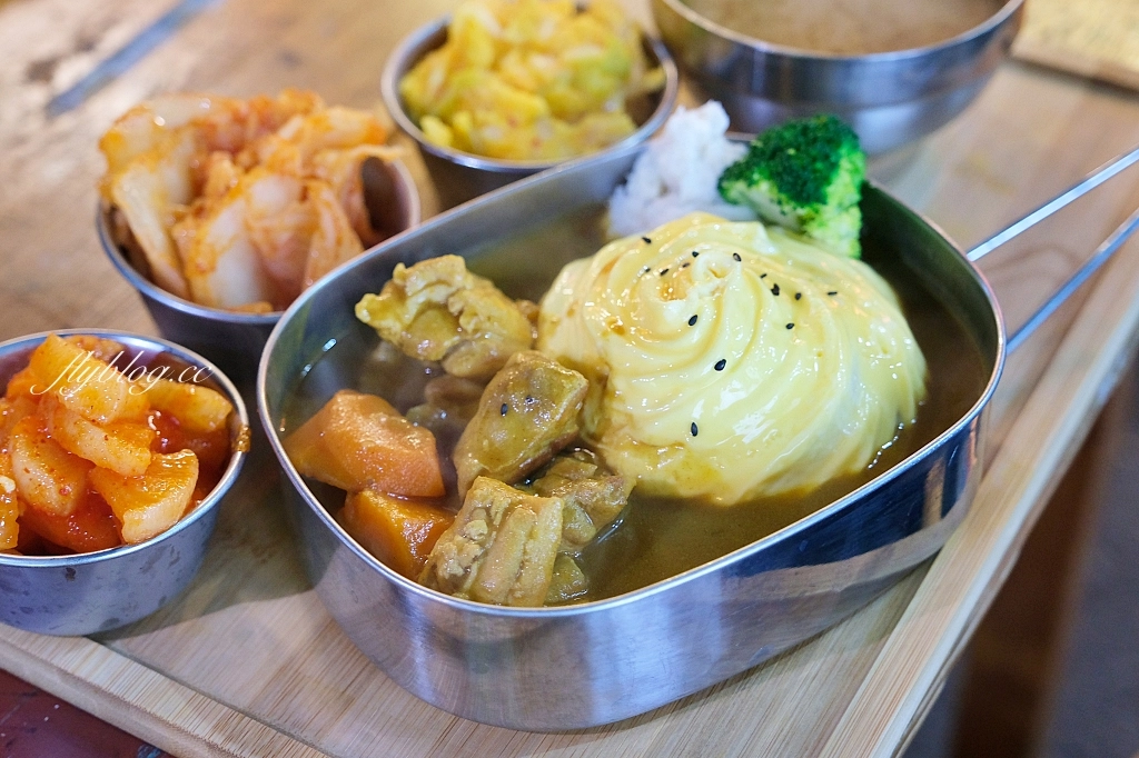 台中南區｜咖哩甲班．在夜市裡吃小學鐵盒便當咖哩，忠孝夜市隱藏版美食推薦 @飛天璇的口袋