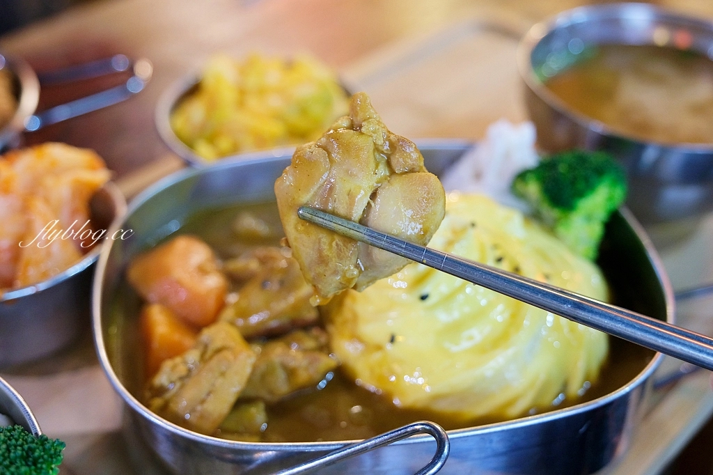 台中南區｜咖哩甲班．在夜市裡吃小學鐵盒便當咖哩，忠孝夜市隱藏版美食推薦 @飛天璇的口袋