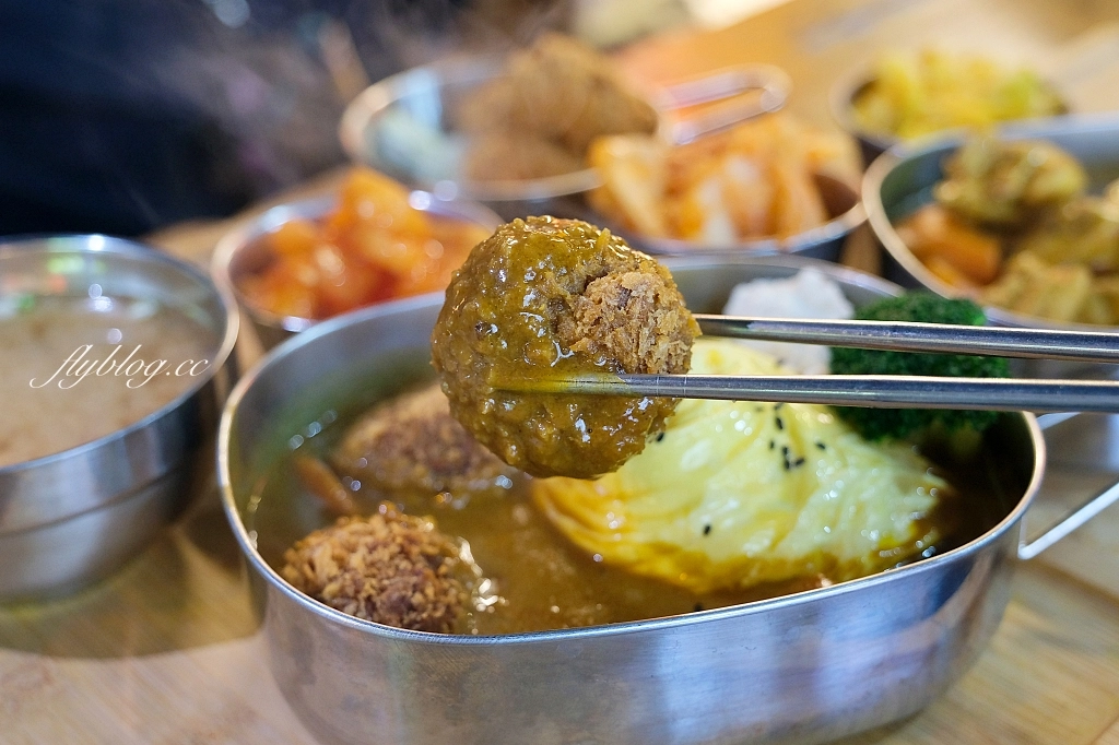 台中南區｜咖哩甲班．在夜市裡吃小學鐵盒便當咖哩，忠孝夜市隱藏版美食推薦 @飛天璇的口袋