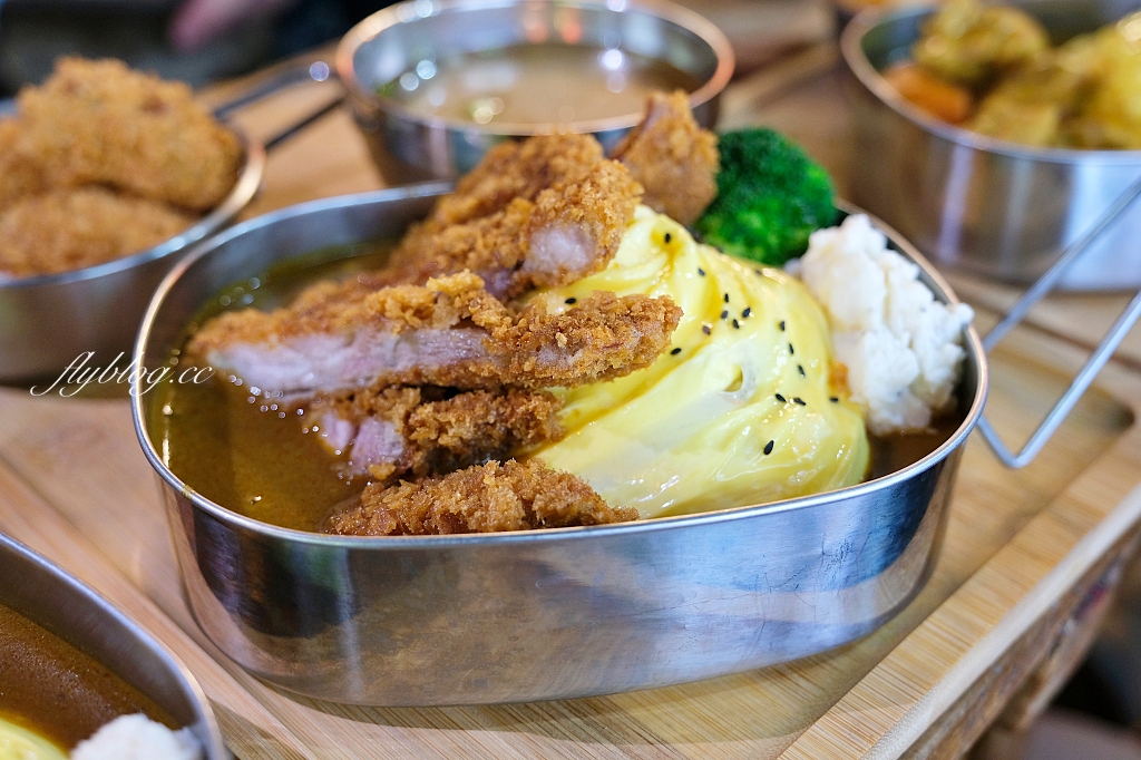 台中南區｜咖哩甲班．在夜市裡吃小學鐵盒便當咖哩，忠孝夜市隱藏版美食推薦 @飛天璇的口袋