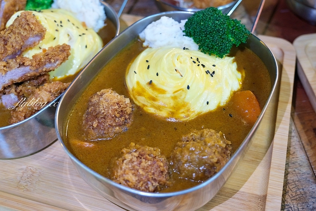 台中南區｜咖哩甲班．在夜市裡吃小學鐵盒便當咖哩，忠孝夜市隱藏版美食推薦 @飛天璇的口袋