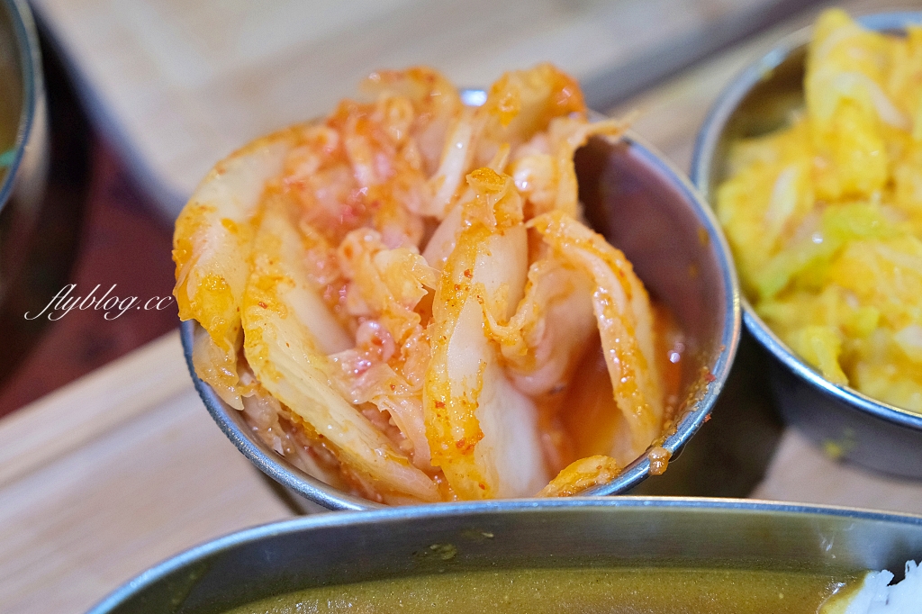 台中南區｜咖哩甲班．在夜市裡吃小學鐵盒便當咖哩，忠孝夜市隱藏版美食推薦 @飛天璇的口袋