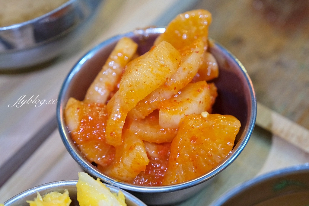 台中南區｜咖哩甲班．在夜市裡吃小學鐵盒便當咖哩，忠孝夜市隱藏版美食推薦 @飛天璇的口袋