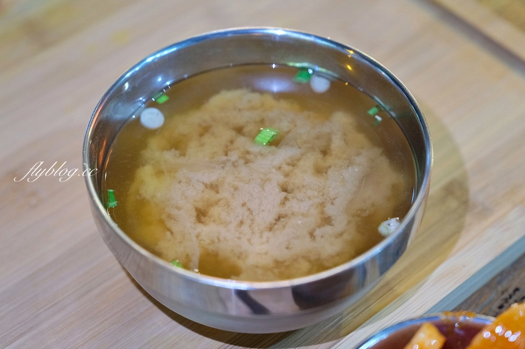 台中南區｜咖哩甲班．在夜市裡吃小學鐵盒便當咖哩，忠孝夜市隱藏版美食推薦 @飛天璇的口袋