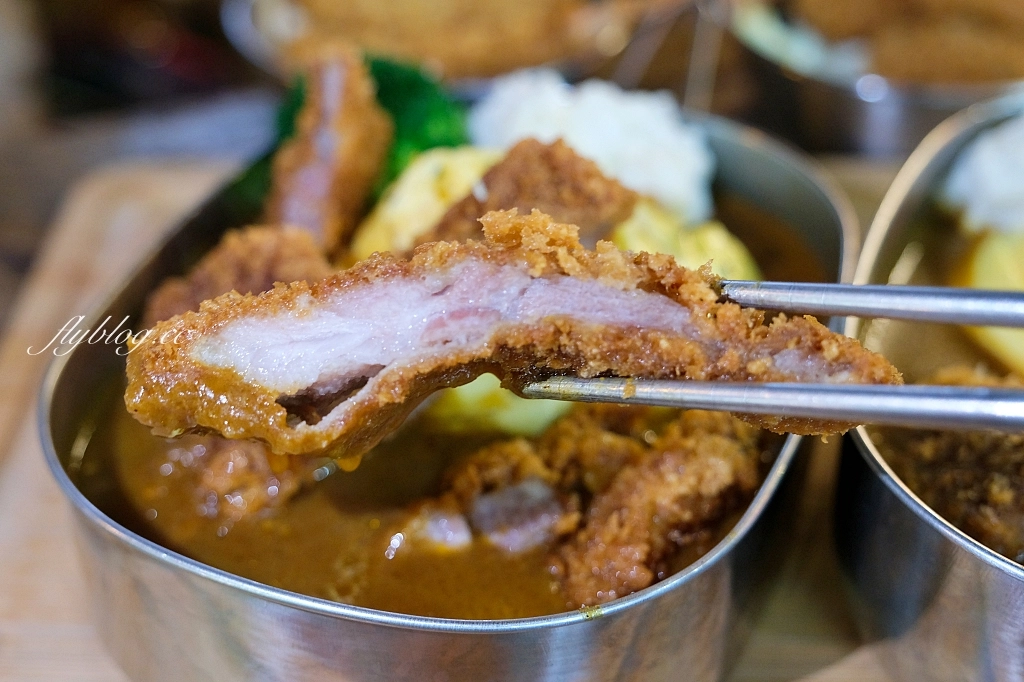 台中南區｜咖哩甲班．在夜市裡吃小學鐵盒便當咖哩，忠孝夜市隱藏版美食推薦 @飛天璇的口袋