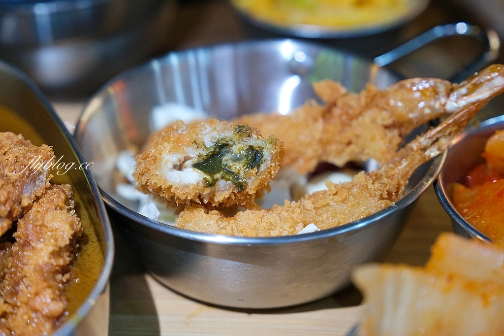 台中南區｜咖哩甲班．在夜市裡吃小學鐵盒便當咖哩，忠孝夜市隱藏版美食推薦 @飛天璇的口袋