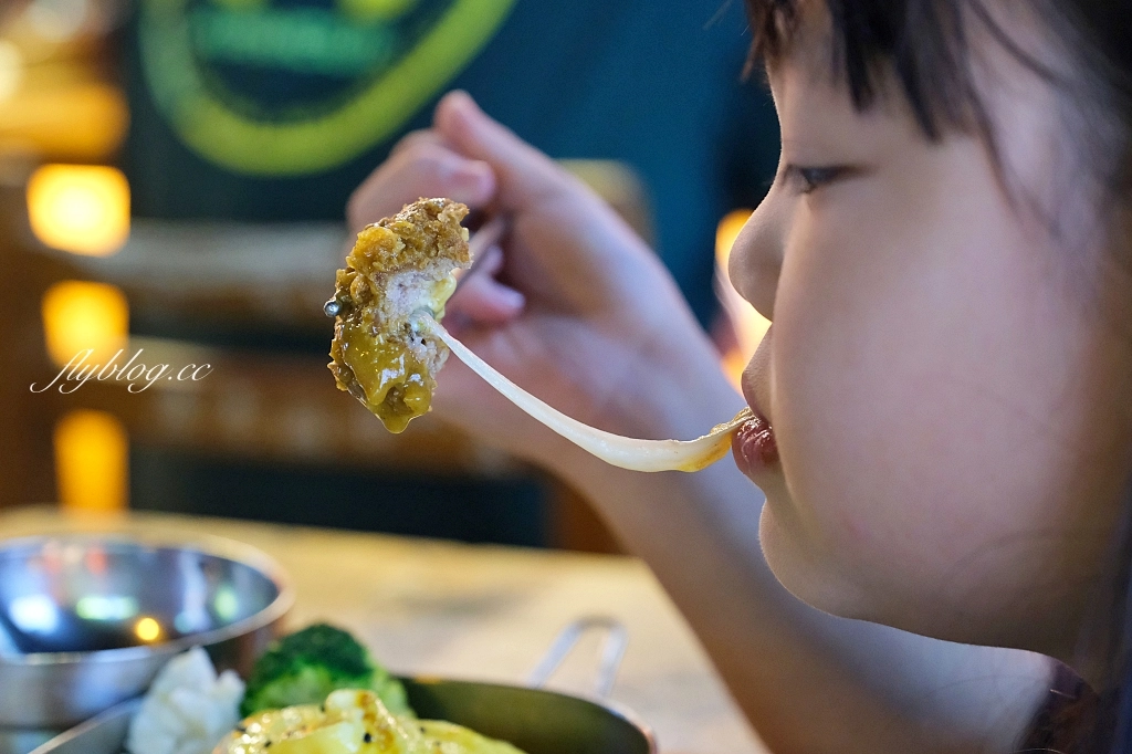 台中南區｜咖哩甲班．在夜市裡吃小學鐵盒便當咖哩，忠孝夜市隱藏版美食推薦 @飛天璇的口袋