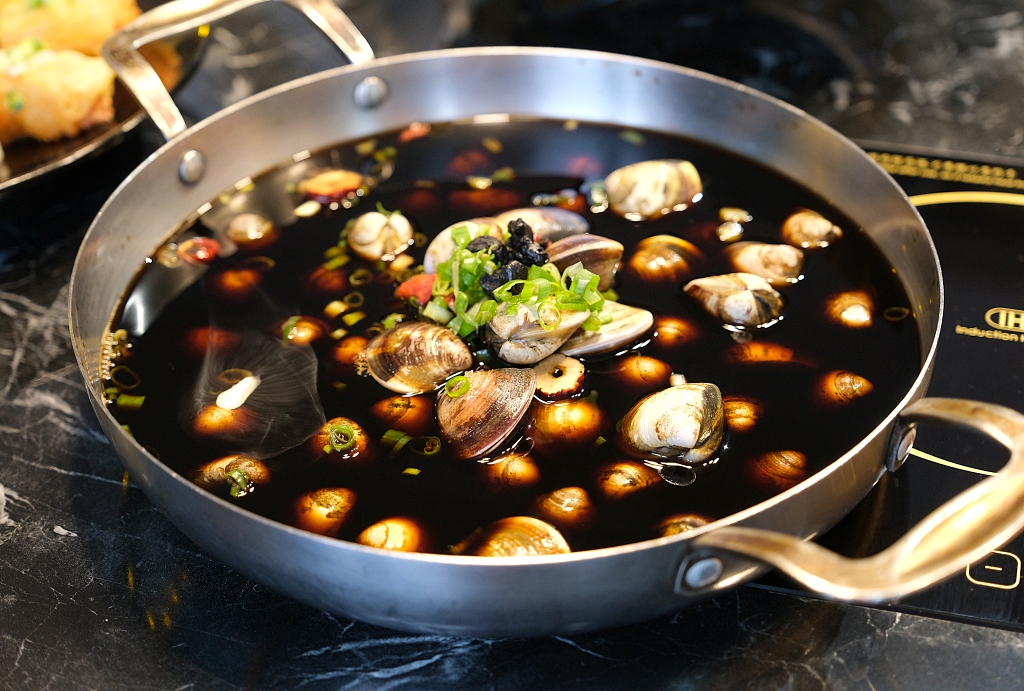 蛤?!Huh Pot台中公益店|超浮誇卜卜蜆打邊爐,超過500顆12斤巨蛤宴,8種不同吃法一次滿足 @飛天璇的口袋 蛤?!Huh Pot台中公益店|超浮誇卜卜蜆打邊爐,超過500顆12斤巨蛤宴,8種不同吃法一次滿足 @飛天璇的口袋