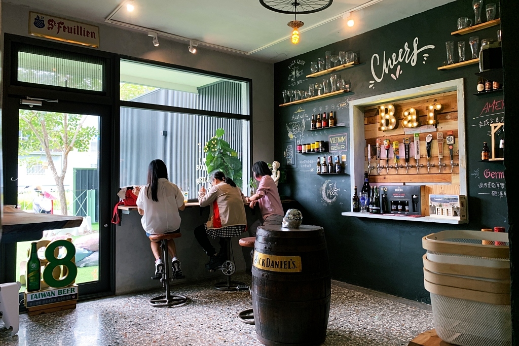 熊轉家田咖喱｜霧峰田野間的咖哩專賣店，座擁整片落地窗綠色稻田景觀 @飛天璇的口袋