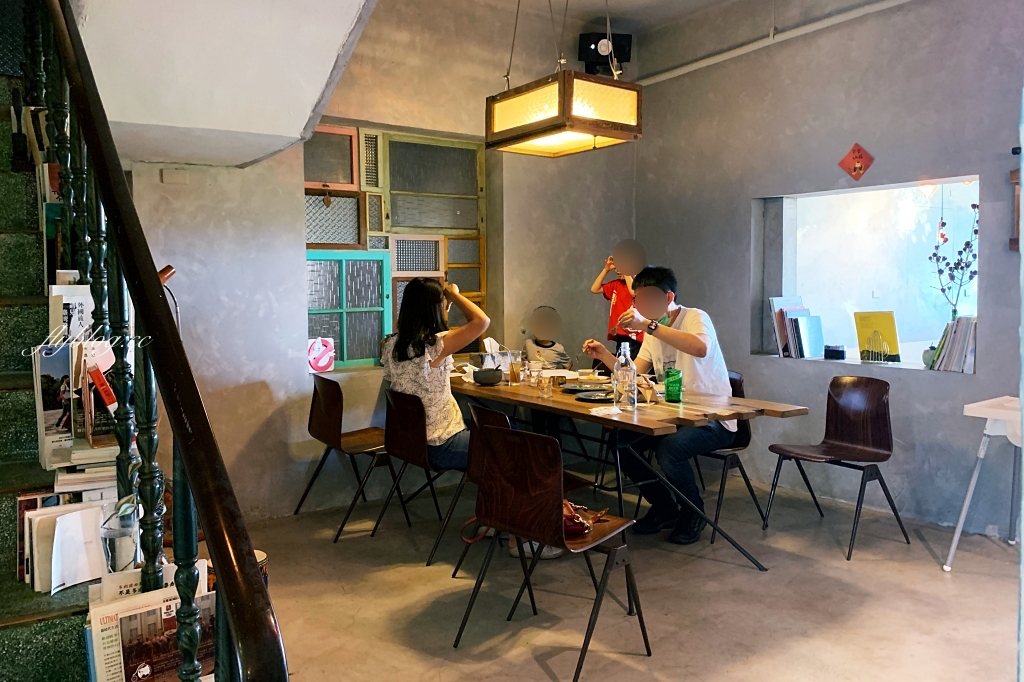 熊轉家田咖喱｜霧峰田野間的咖哩專賣店，座擁整片落地窗綠色稻田景觀 @飛天璇的口袋