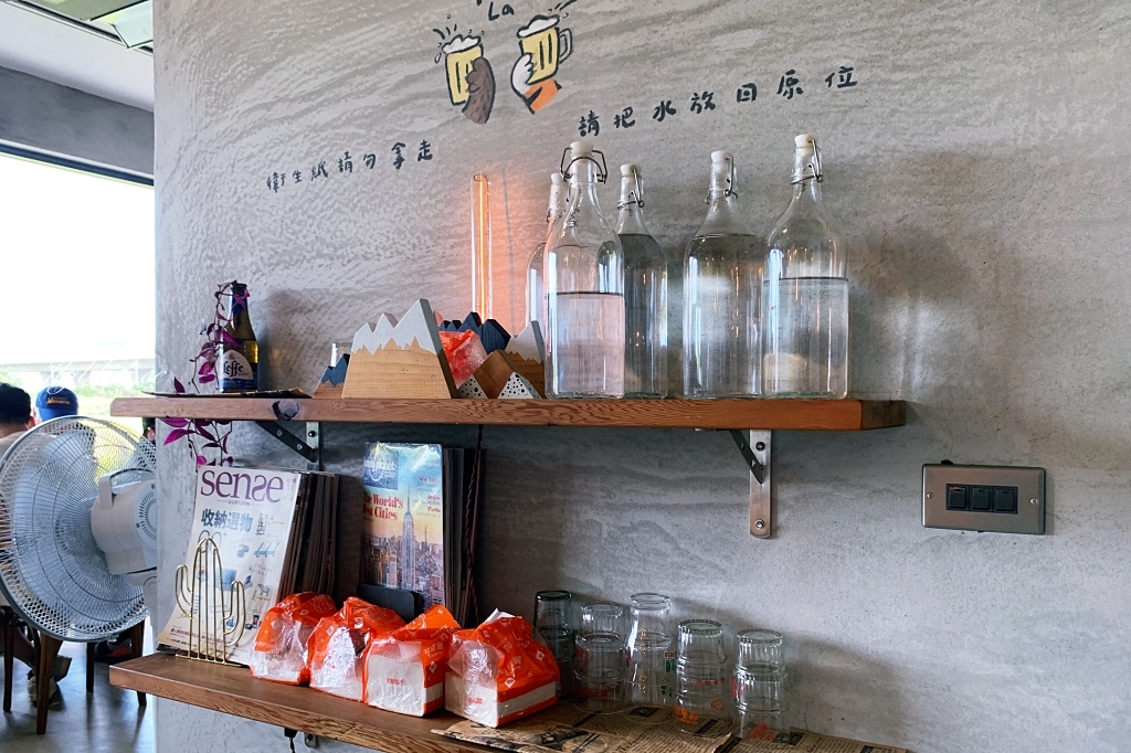 熊轉家田咖喱｜霧峰田野間的咖哩專賣店，座擁整片落地窗綠色稻田景觀 @飛天璇的口袋