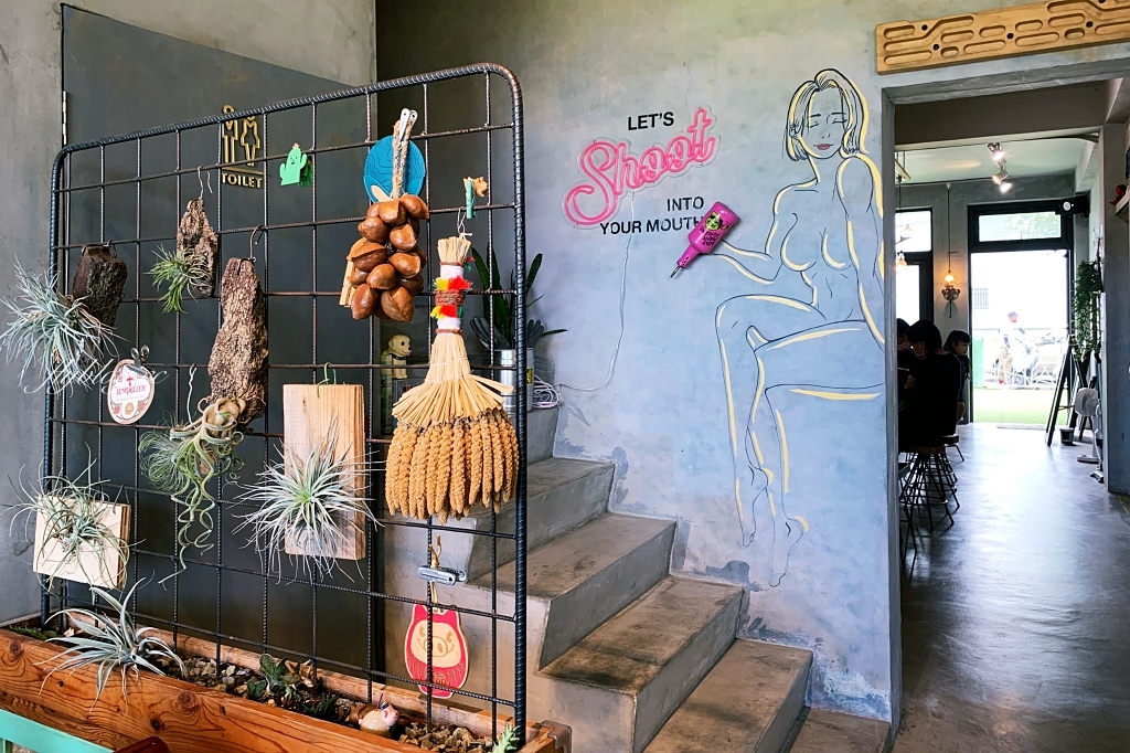 熊轉家田咖喱｜霧峰田野間的咖哩專賣店，座擁整片落地窗綠色稻田景觀 @飛天璇的口袋