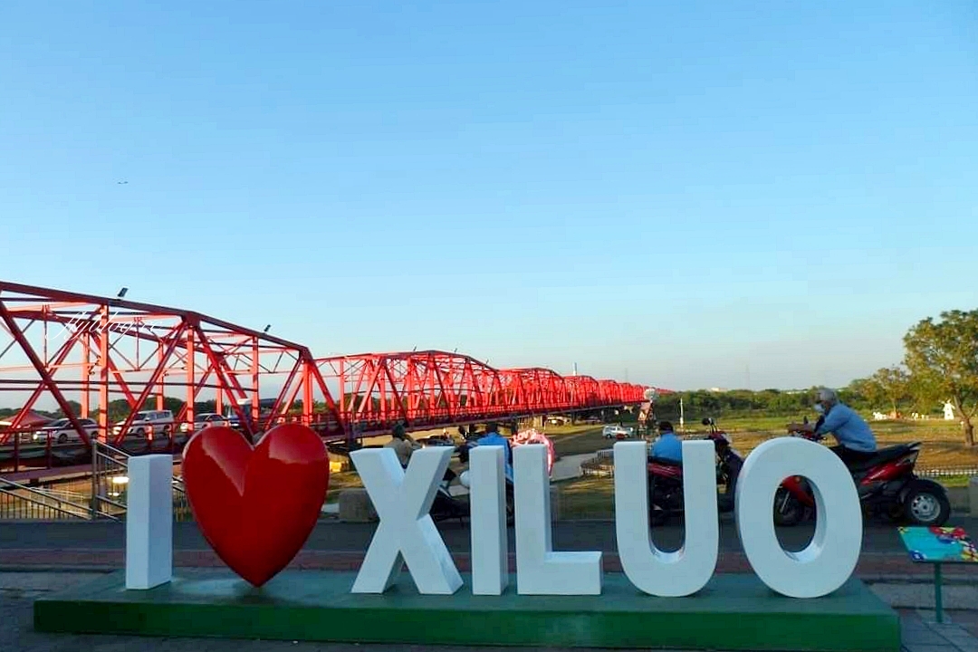西螺大橋蒜香藤花海｜冬天的紫色浪漫來襲，橋邊蒜香藤花海盛開中 @飛天璇的口袋