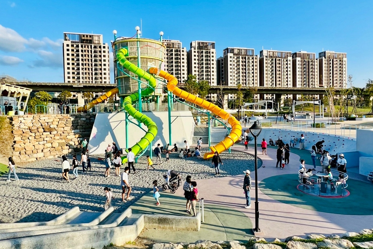 台中太平｜馬卡龍公園，全國戶外最高11公尺溜滑梯，台中太平最新的特色公園 @飛天璇的口袋