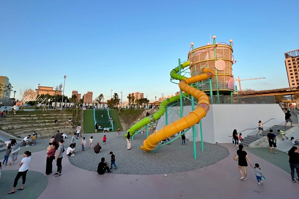 台中太平｜馬卡龍公園，全國戶外最高11公尺溜滑梯，台中太平最新的特色公園 @飛天璇的口袋