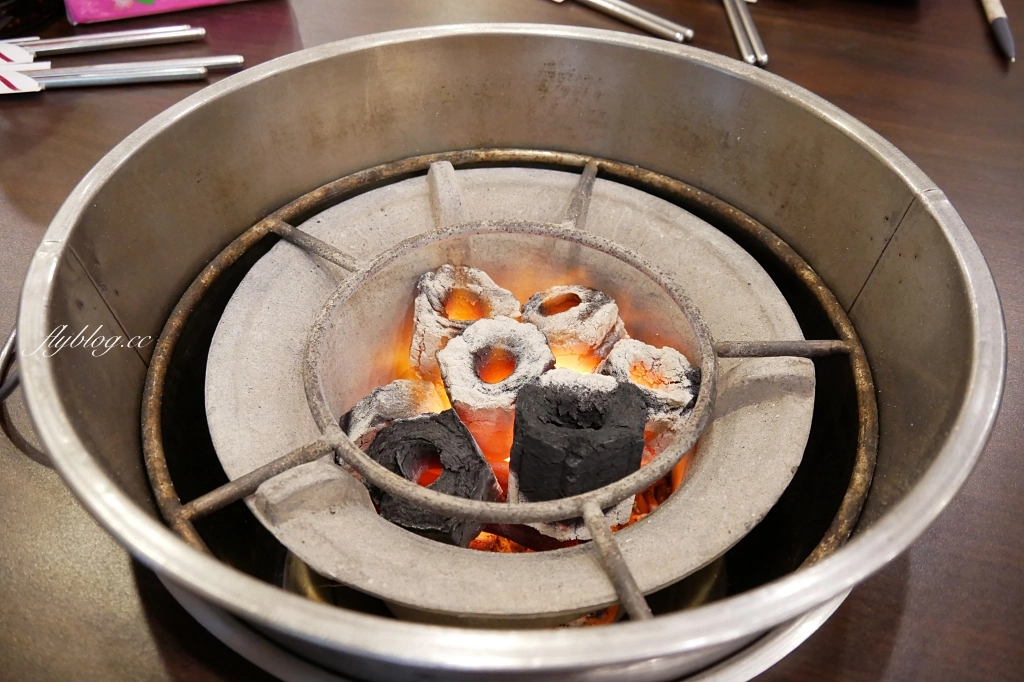 長疆炭燒羊肉爐-北屯店｜經濟實惠的連鎖羊肉爐專賣店，冬天限定全台暖暖開賣中 @飛天璇的口袋