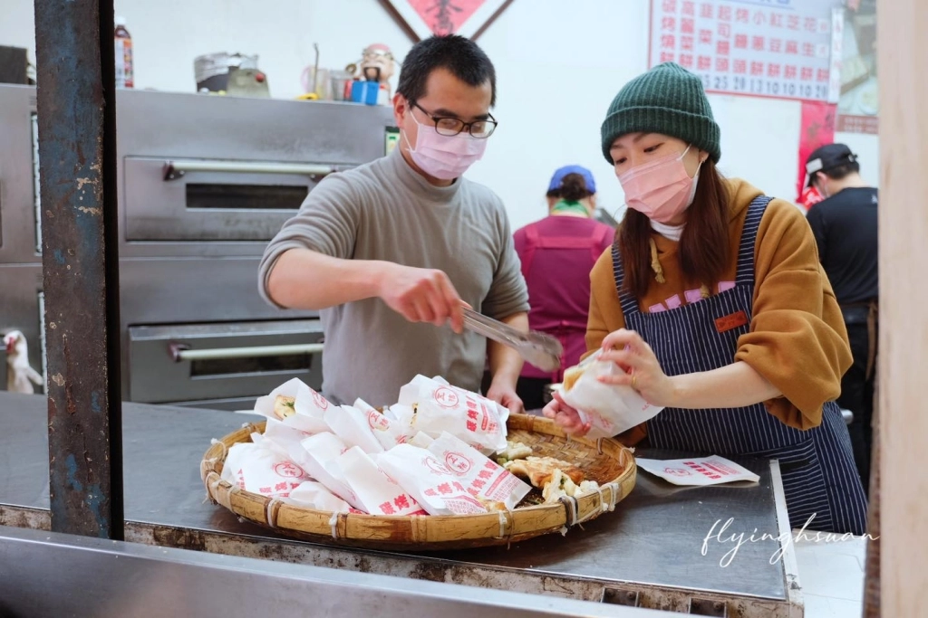 宜蘭五結｜阿賢碳烤燒餅．宜蘭超美味的五結碳烤燒餅店，一個只要10元銅板價 @飛天璇的口袋