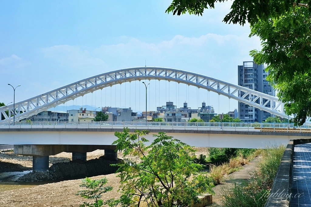 禾米咖啡｜座落於旱溪河畔的早午餐咖啡館，還有季節限定水果三明治 @飛天璇的口袋