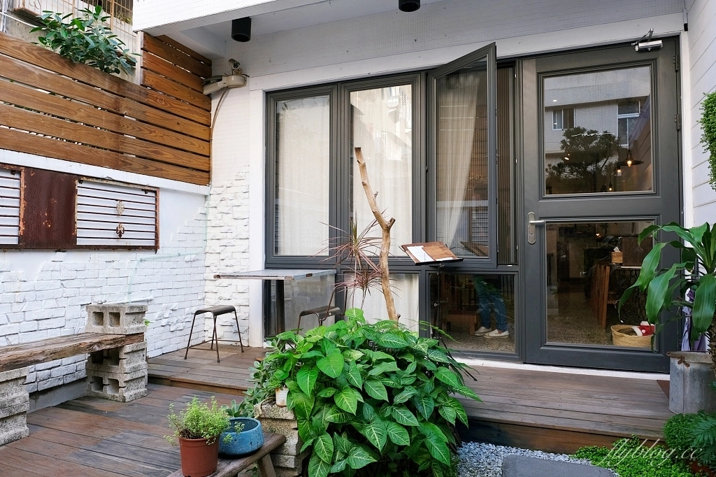 台中西區｜來森もり，精明商圈巷弄裡的咖啡館，品嚐用心的手作甜點，必點戚風蛋糕 @飛天璇的口袋