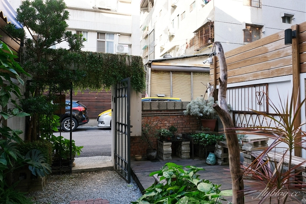 台中西區｜來森もり，精明商圈巷弄裡的咖啡館，品嚐用心的手作甜點，必點戚風蛋糕 @飛天璇的口袋