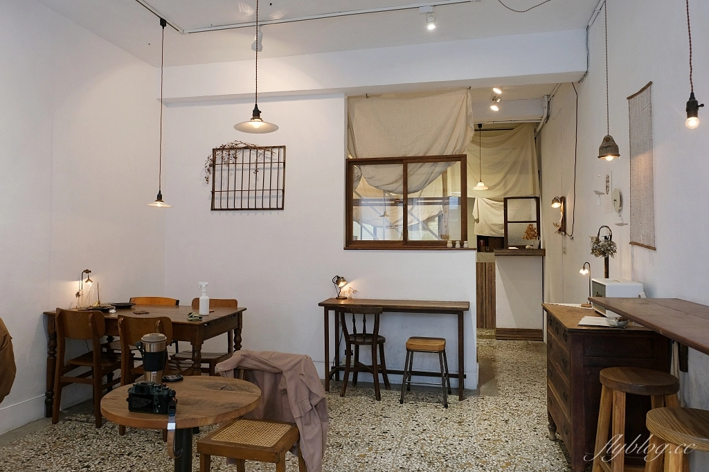 台中西區｜來森もり，精明商圈巷弄裡的咖啡館，品嚐用心的手作甜點，必點戚風蛋糕 @飛天璇的口袋